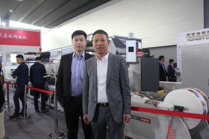 鴻勝機械總經(jīng)理阮錦樹（右）與亞洲國際標(biāo)簽印刷展覽會客戶經(jīng)理趙東升（左）