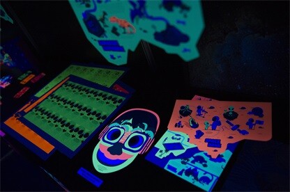 HP Indigo展臺(tái)內(nèi)的暗房用以展示熒光標(biāo)簽