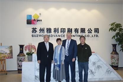 （從左至右）美國聯(lián)合董事長邵北海，蘇州雅利蔡育琴執(zhí)行董事兼總經(jīng)理，《標(biāo)簽與貼標(biāo)》專欄顧問Nick Coombes與雅利總經(jīng)理鐘曉春