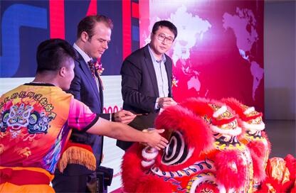 All4Labels集團(tuán)CEO Adrian Tippenhauer先生與諾科中國區(qū)總經(jīng)理孫怡先生為獅子點(diǎn)睛