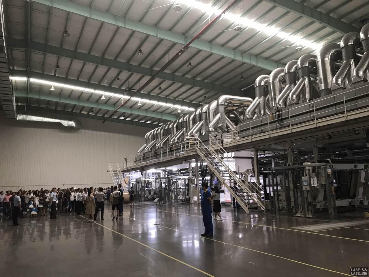  浙江冠豪現(xiàn)代化的不干膠標(biāo)簽材料生產(chǎn)工廠