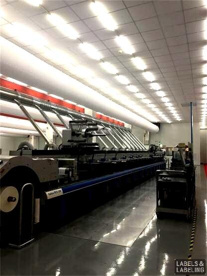 12色捷拉斯RCS330 UV柔印機(jī)，同時(shí)組合了絲網(wǎng)印刷單元和熱燙金單元