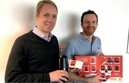 Gregory Bentley（左）與Patrick Condon（右）展示專門為2016歐錦賽定制的帕尼尼球星卡