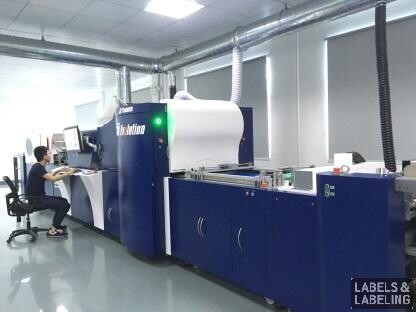 煦騰標(biāo)簽安裝的MGI Jetvarnish 3D Evolution數(shù)字印后增效設(shè)備