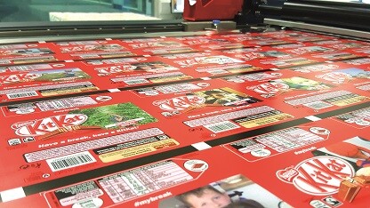 正在雀巢包裝生產(chǎn)線上運行的數(shù)碼印刷卷料