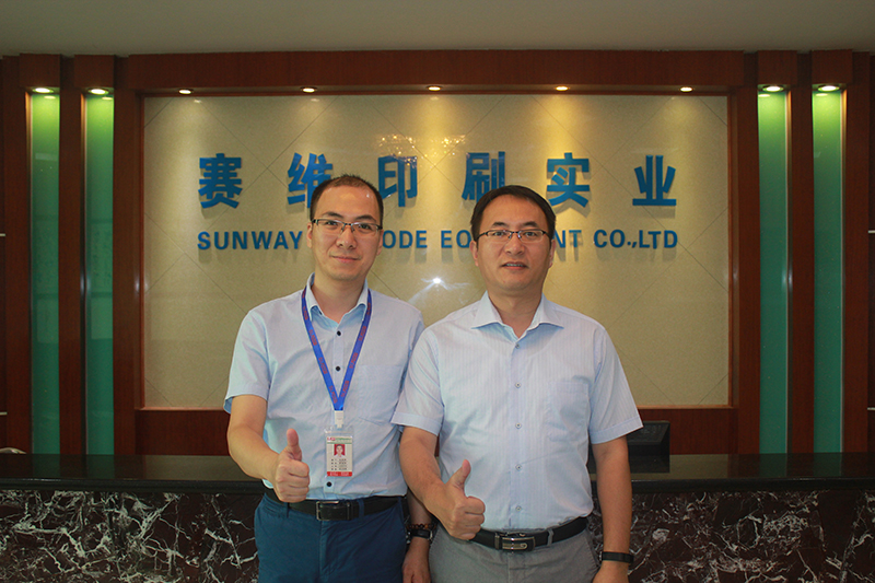 東莞賽維市場經(jīng)理曾泓斌和董事總經(jīng)理胡德軍.jpg