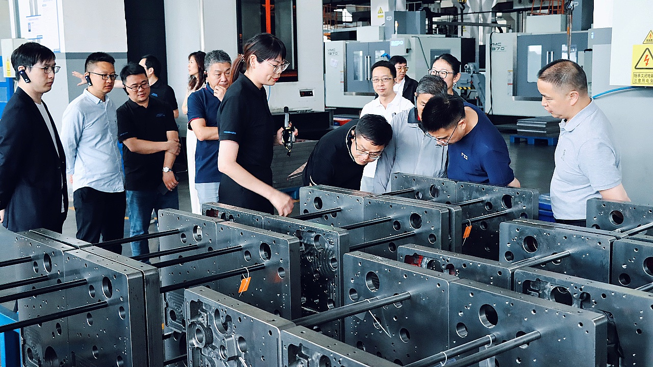 当纳利公司参观炜冈工厂